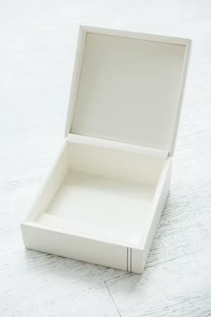 Rigid box design for retail